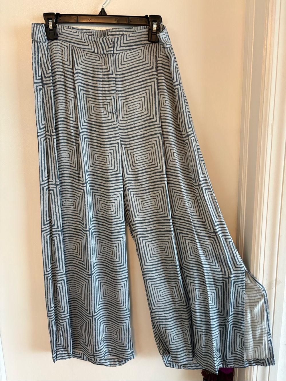 JOHNNY WAS Blue & Grey Geometric print Palazzo Pants! Silky feel! Excellent. Md